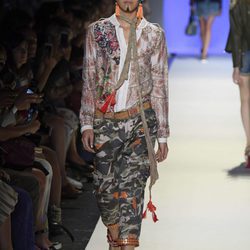 Pantalones militares de Desigual primavera/verano 2017 en la Semana de la Moda de Nueva York