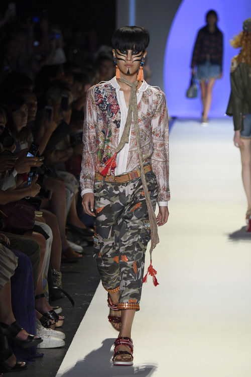 Pantalones militares de Desigual primavera/verano 2017 en la Semana de la Moda de Nueva York