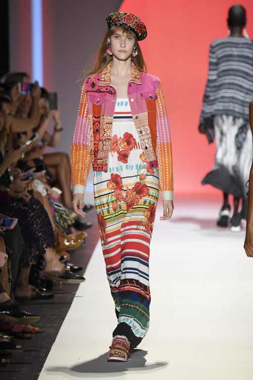 Vestido de colores de Desigual primavera/verano 2017 en la Semana de la Moda de Nueva York
