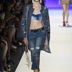 Look denim de Desigual primavera/verano 2017 en la Semana de la Moda de Nueva York
