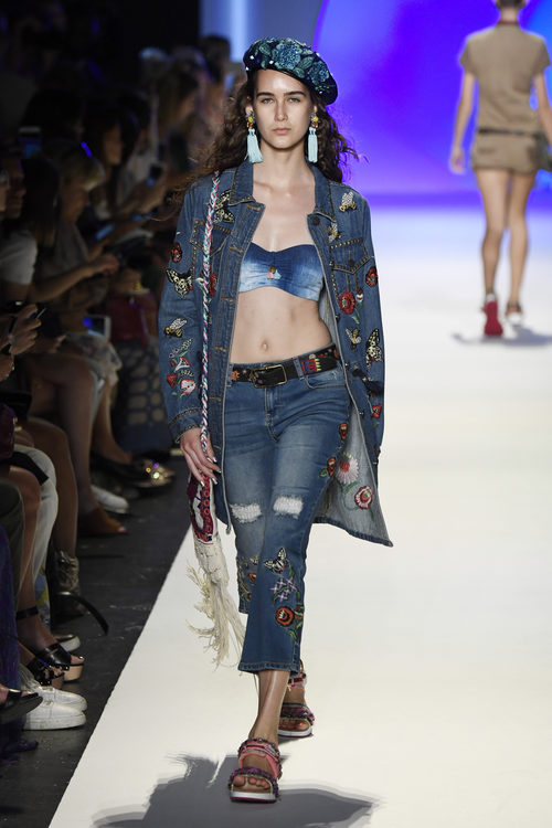 Look denim de Desigual primavera/verano 2017 en la Semana de la Moda de Nueva York
