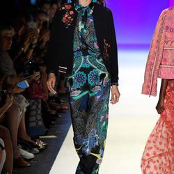Mono azul de Desigual primavera/verano 2017 en la Semana de la Moda de Nueva York