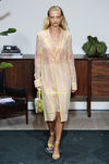 Abrigo beige y amarillo de Jason Wu primavera/verano 2017 en la Semana de la Moda de Nueva York