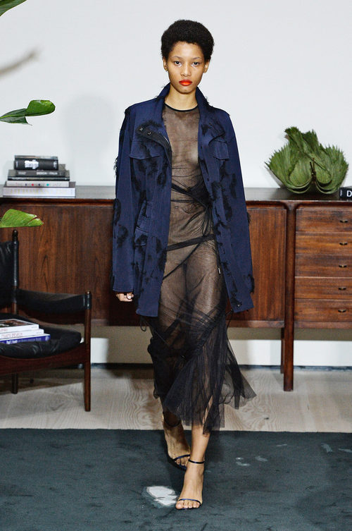 Chaqueta azul de Jason Wu primavera/verano 2017 en la Semana de la Moda de Nueva York