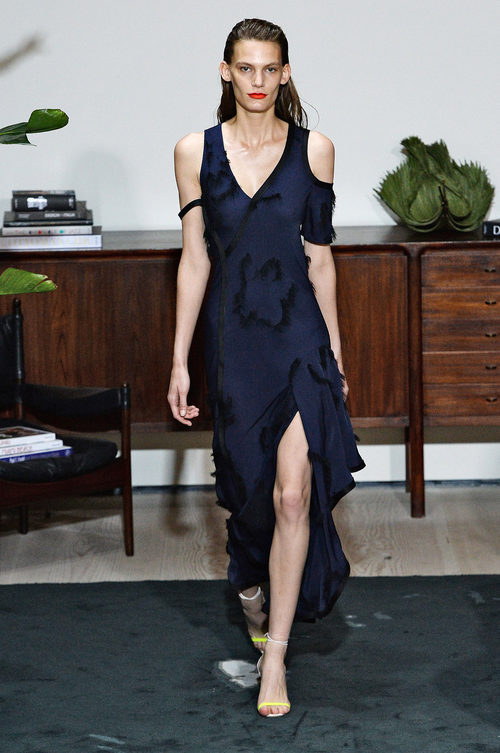 Vestido azul de Jason Wu primavera/verano 2017 en la Semana de la Moda de Nueva York