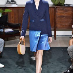Abrigo de Jason Wu colección primavera/verano 2017 en la Semana de la Moda de Nueva York