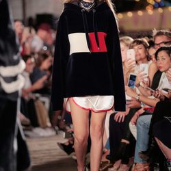 Gigi Hadid desfilando para Tommy Hilfiger otoño/invierno 2016/2017 en la Semana de la Moda de Nueva York