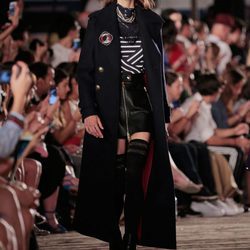 Abrigo militar de Tommy Hilfiger otoño/invierno 2016/2017 en la Semana de la Moda de Nueva York