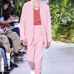 Traje rosa de la colección primavera/verano 2017 de Lacoste en la Nueva York Fashion Week