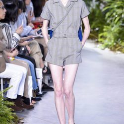 Mono corto gris de la colección primavera/verano 2017 de Lacoste en la Nueva York Fashion Week