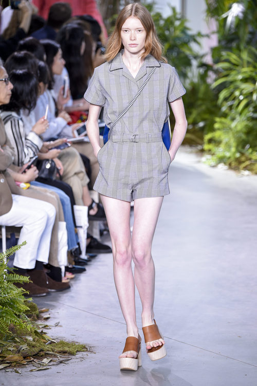 Mono corto gris de la colección primavera/verano 2017 de Lacoste en la Nueva York Fashion Week