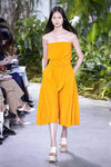 Vestido color mostaza de la colección primavera/verano 2017 de Lacoste en la Nueva York Fashion Week