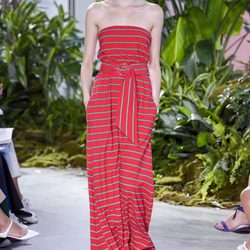 Vestido rojo de rayas de la colección primavera/verano 2017 de Lacoste en la Nueva York Fashion Week