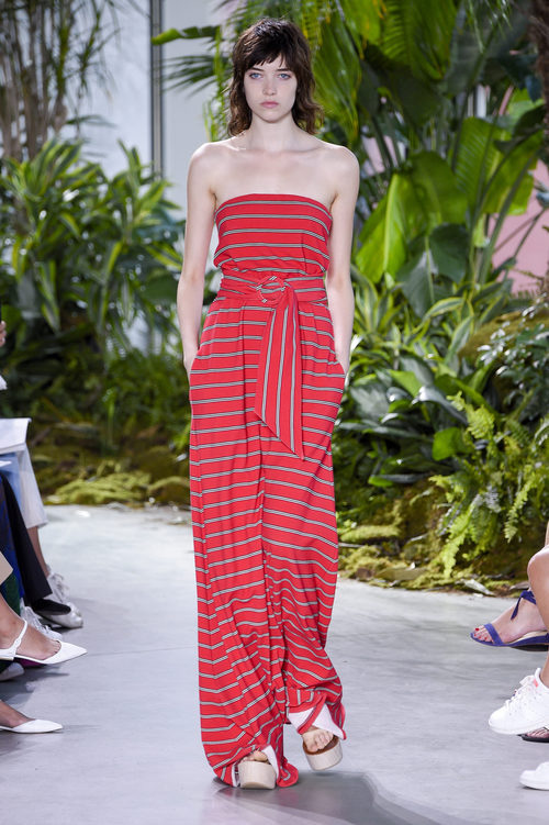 Vestido rojo de rayas de la colección primavera/verano 2017 de Lacoste en la Nueva York Fashion Week
