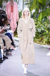 Gabardina nude de la colección primavera/verano 2017 de Lacoste en la Nueva York Fashion Week