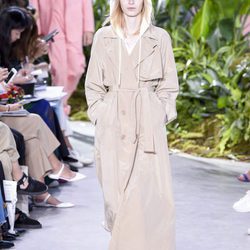 Gabardina nude de la colección primavera/verano 2017 de Lacoste en la Nueva York Fashion Week