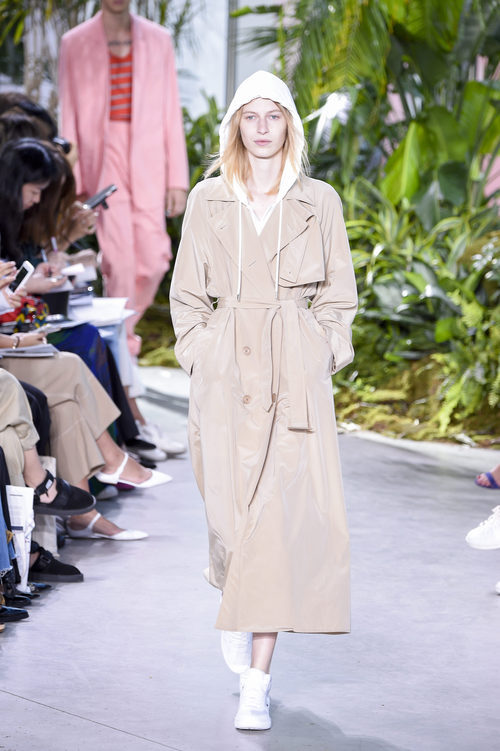 Gabardina nude de la colección primavera/verano 2017 de Lacoste en la Nueva York Fashion Week