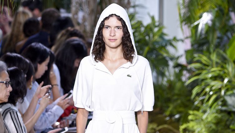 Vestido blanco de la colección primavera/verano 2017 de Lacoste en la Nueva York Fashion Week