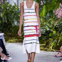 Vestido blanco de rayas de la colección primavera/verano 2017 de Lacoste en la Nueva York Fashion Week