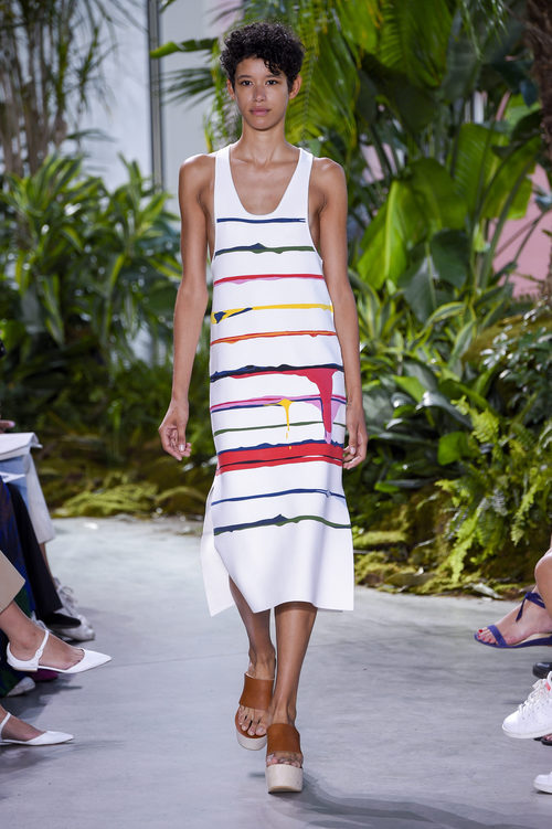 Vestido blanco de rayas de la colección primavera/verano 2017 de Lacoste en la Nueva York Fashion Week