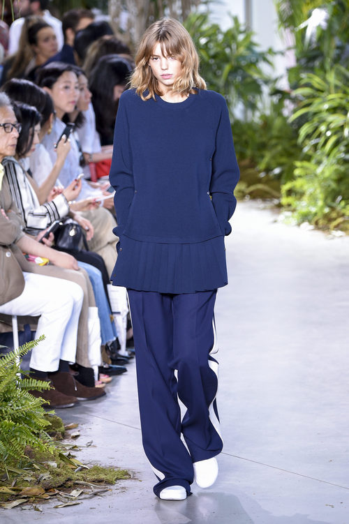 Conjunto azul marino de la colección primavera/verano 2017 de Lacoste en la Nueva York Fashion Week