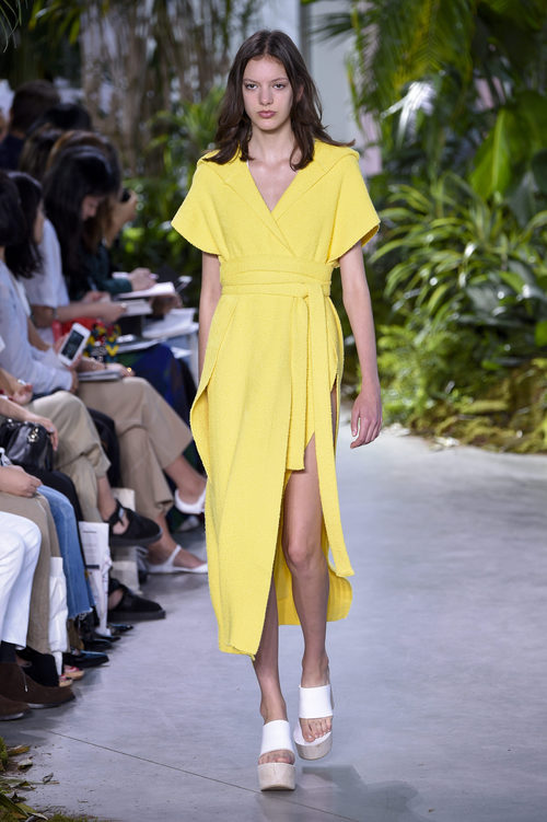 Vestido amarillo de la colección primavera/verano 2017 de Lacoste en la Nueva York Fashion Week