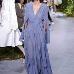 Vestido de gasa azul de la colección primavera/verano 2017 de Lacoste en la Nueva York Fashion Week
