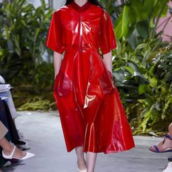 Vestido rojo de vinilo de la colección primavera/verano 2017 de Lacoste en la Nueva York Fashion Week