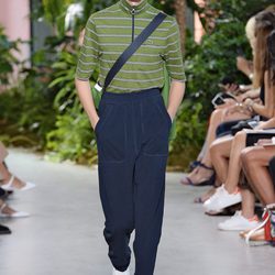 Polo verde de la colección primavera/verano 2017 de Lacoste en la Nueva York Fashion Week