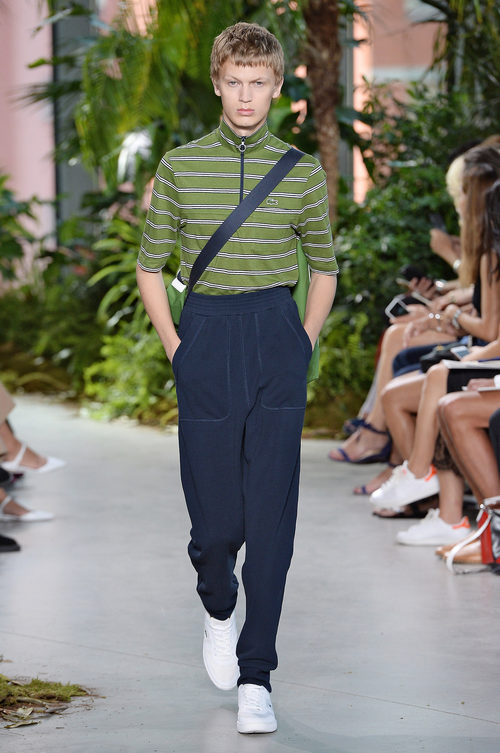 Polo verde de la colección primavera/verano 2017 de Lacoste en la Nueva York Fashion Week