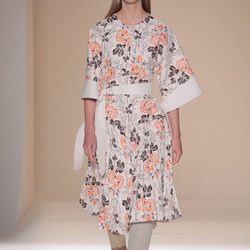 Conjunto floreado de la colección primavera/verano 2017 de Victoria Beckham en Nueva York Fashion Week