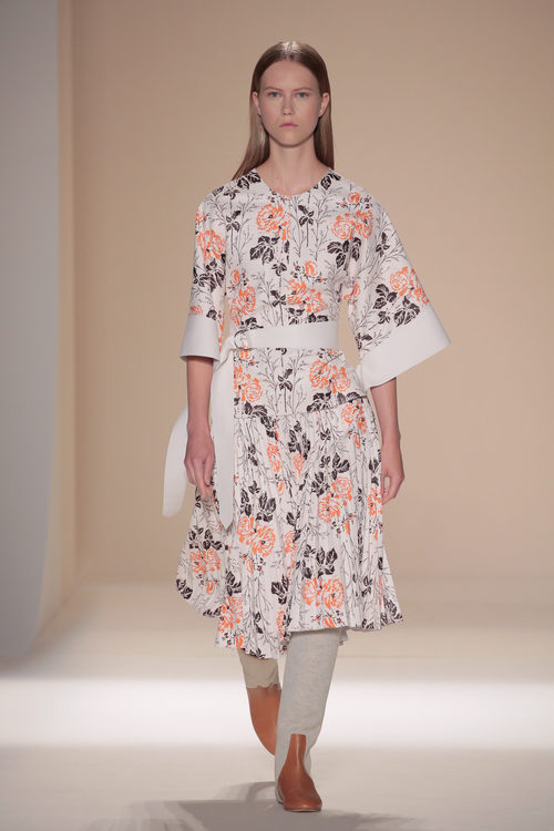 Conjunto floreado de la colección primavera/verano 2017 de Victoria Beckham en Nueva York Fashion Week