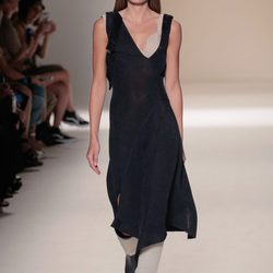 Vestido negro de la colección primavera/verano 2017 de Victoria Beckham en Nueva York Fashion Week
