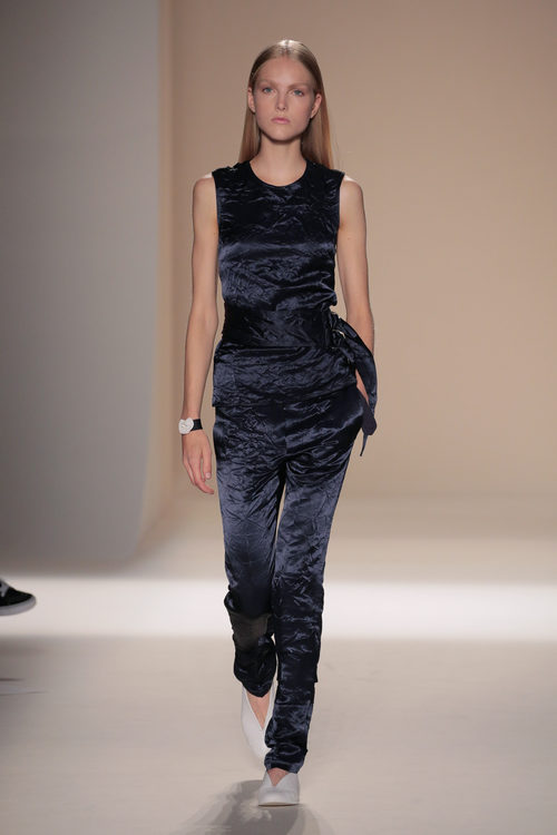 Look de terciopelo de la colección primavera/verano 2017 de Victoria Beckham en Nueva York Fashion Week