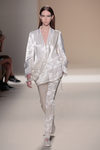 Traje blanco brillante de la colección primavera/verano 2017 de Victoria Beckham en Nueva York Fashion Week