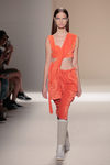 Conjunto de terciopelo naranja de la colección primavera/verano 2017 de Victoria Beckham en Nueva York Fashion Week