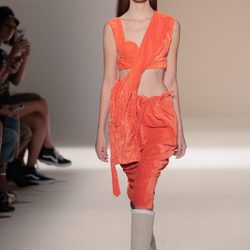Conjunto de terciopelo naranja de la colección primavera/verano 2017 de Victoria Beckham en Nueva York Fashion Week