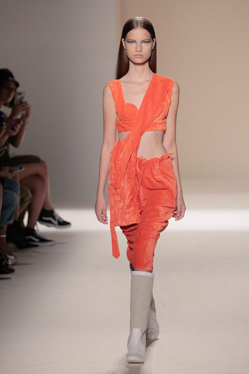Conjunto de terciopelo naranja de la colección primavera/verano 2017 de Victoria Beckham en Nueva York Fashion Week