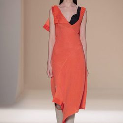 Vestido naranja de punto de la colección primavera/verano 2017 de Victoria Beckham en Nueva York Fashion Week