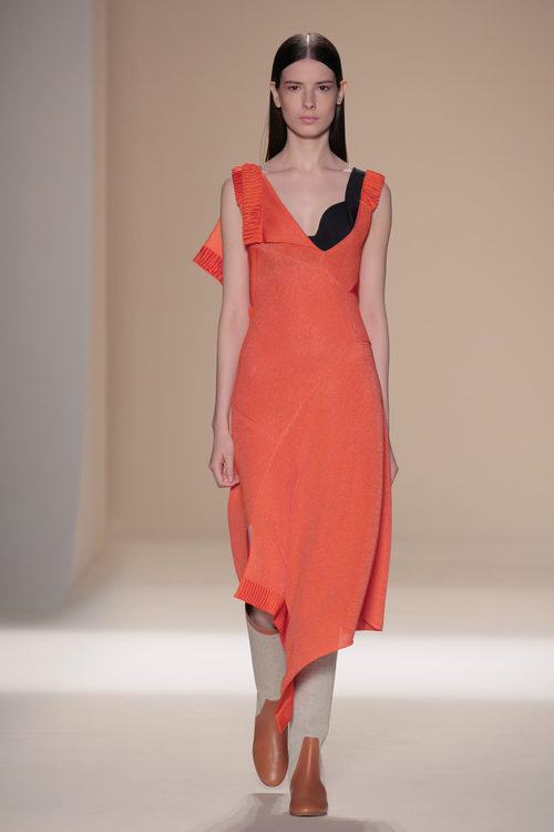 Vestido naranja de punto de la colección primavera/verano 2017 de Victoria Beckham en Nueva York Fashion Week