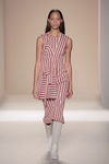 Vestido de rayas de la colección primavera/verano 2017 de Victoria Beckham en Nueva York Fashion Week