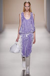 Vestido lila de terciopelo de la colección primavera/verano 2017 de Victoria Beckham en Nueva York Fashion Week