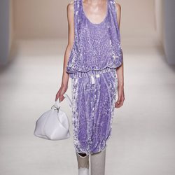 Vestido lila de terciopelo de la colección primavera/verano 2017 de Victoria Beckham en Nueva York Fashion Week