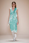 Vestido verde aguamarina de terciopelo de la colección primavera/verano 2017 de Victoria Beckham en Nueva York Fashion Week