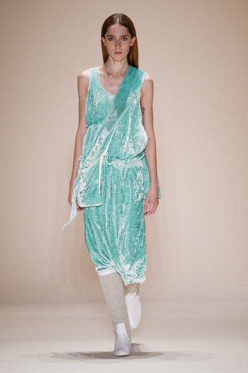 Vestido verde aguamarina de terciopelo de la colección primavera/verano 2017 de Victoria Beckham en Nueva York Fashion Week