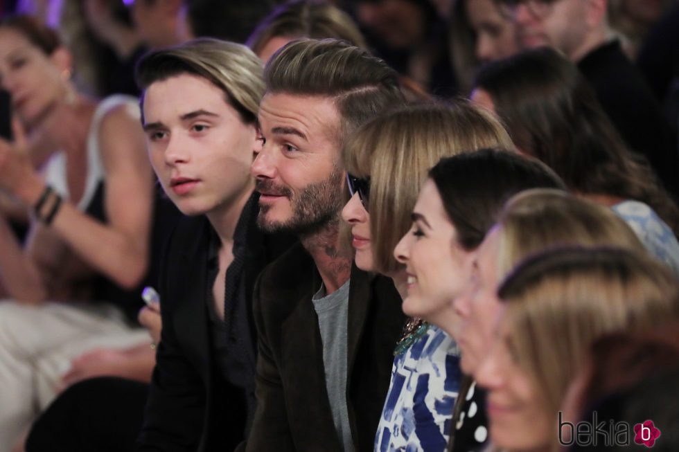 David Beckham, Brooklyn Beckham y Anna Wintour en el desfile de Victoria Beckham en la Nueva York Fashion Week