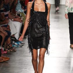 Vestido negro con flecos de Custo Barcelona de la colección primavera/verano 2017 en Nueva York Fashion Week
