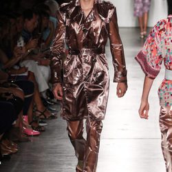 Trench metalizado de Custo Barcelona de la colección primavera/verano 2017 en Nueva York Fashion Week