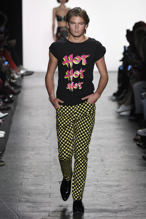 Pantalones a cuadros de Jeremy Scott primavera/verano 2017 en la Semana de la Moda de Nueva York