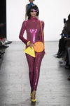 Mono rosa metalizado de Jeremy Scott primavera/verano 2017 en la Semana de la Moda de Nueva York